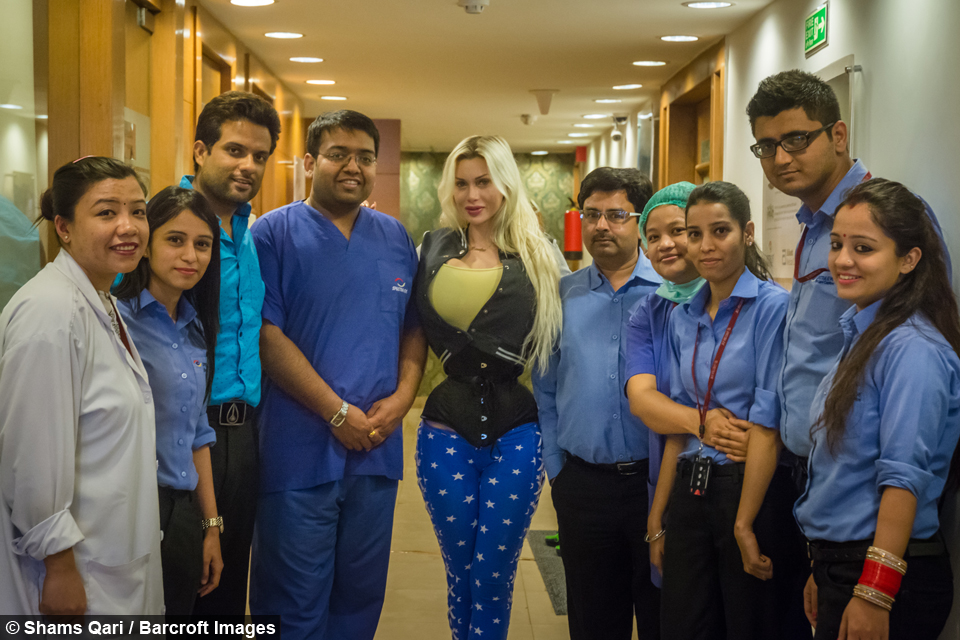 ডাঃ সুরজ মুঞ্জল ভারতে এই সার্জারি এবং চোখের    ছানি অপ্রেশান করেন